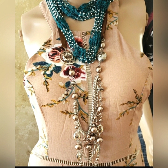 Light for Fashion Dress Tan & a pretty flower pattern Size M to L  NWT - Picture 6 of 8